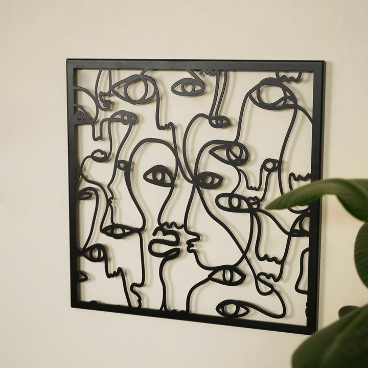 sofistike-metal-duvar-tablosunun-soyut-yüzler-detayı