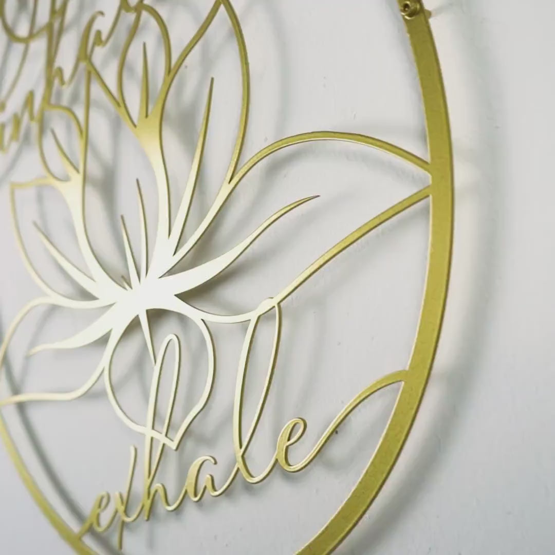 dairesel-lotus-metal-tablosunun-görünümü-colorfullworlds