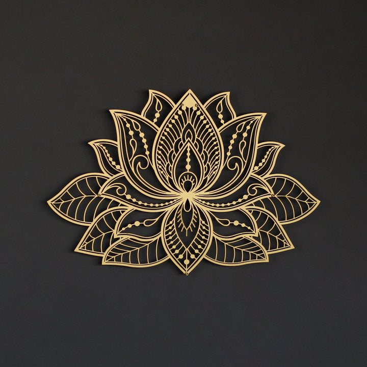 koyu gri duvarda asılı altın renk metal 3d lotus çiçeği tablosu devor dekoru