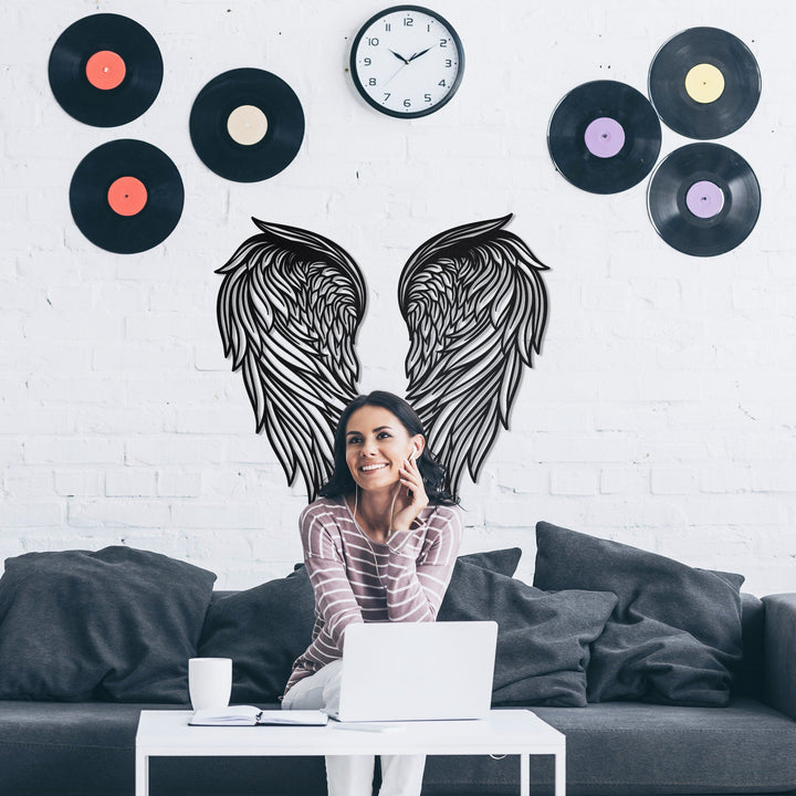 beyaz duvarı süsleyen siyah renk metal melek kanadı dekoru