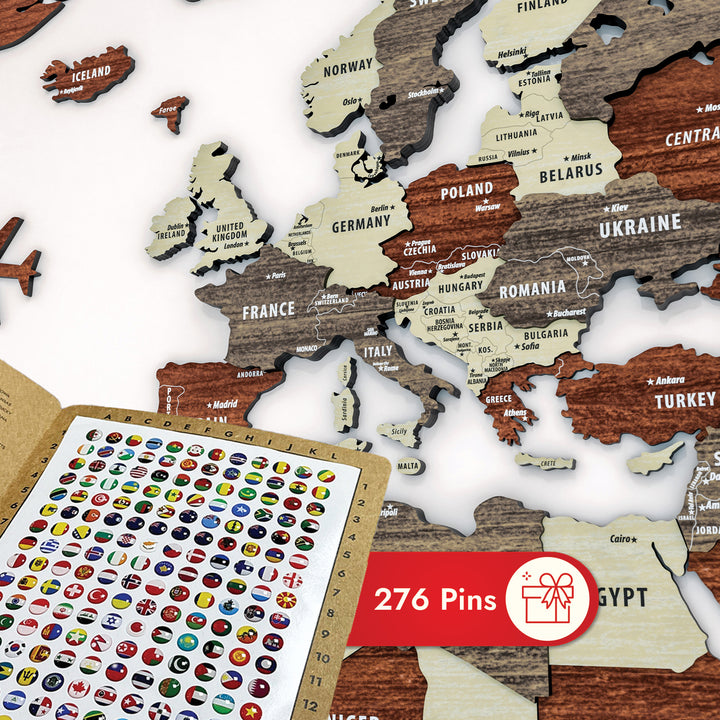 Ahsap dunya haritasinin ve pinlerin yakin cekimi colorfullworldstr