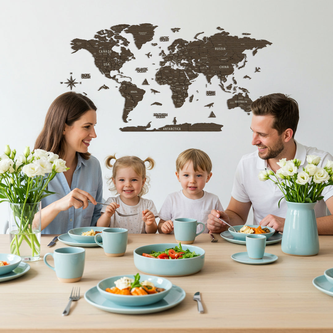 arka planda ahsap dunya haritasi olan yemek yiyen mutlu bir aile gorseli colorfullworldstr