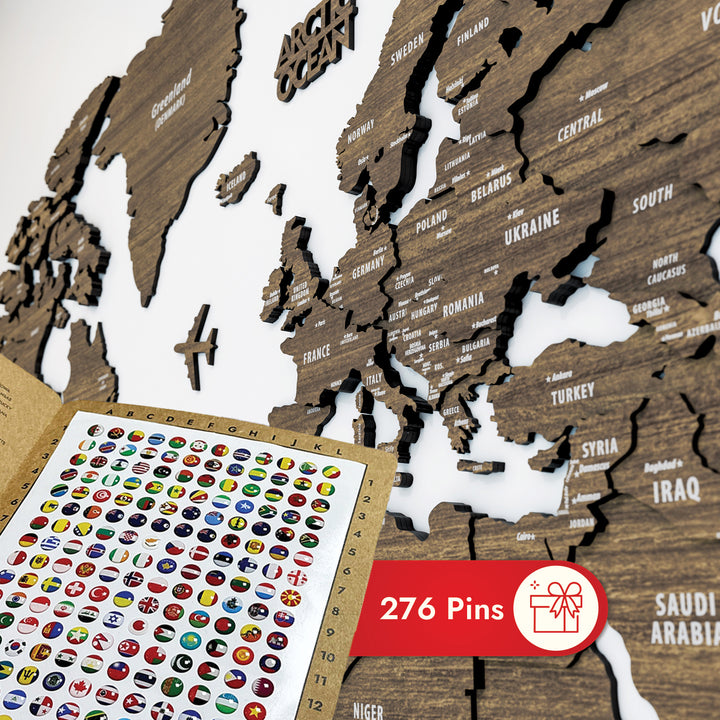 ahsap dunya haritasi betul seceneginin ve ulke pinlerinin yakin cekim goruntusu colorfullworldstr