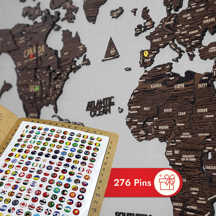 ahsap dunya haritasi kahverengi seceneginin tum aksesuarlariyla beyaz bir duvarda durusu colorfullworldstr