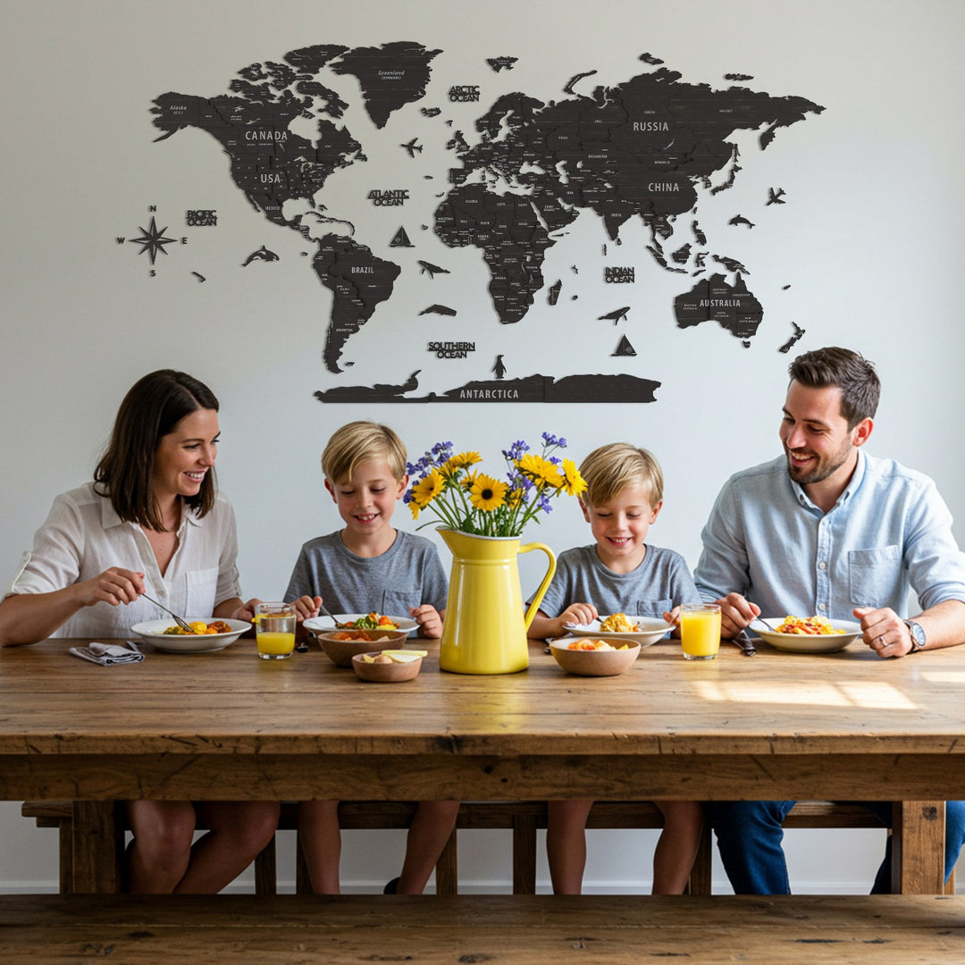 arka planda tuana ahsap dunya haritasi olan yemek yiyen mutlu bir aile gorseli colorfullworldstr