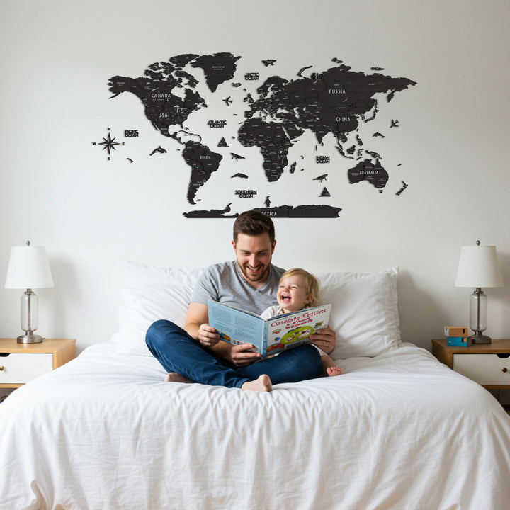 duvarda tuana ahsap haritanin oldugu yatak odasinda bir baba ile cocuk kitap okuyor colorfullworldstr