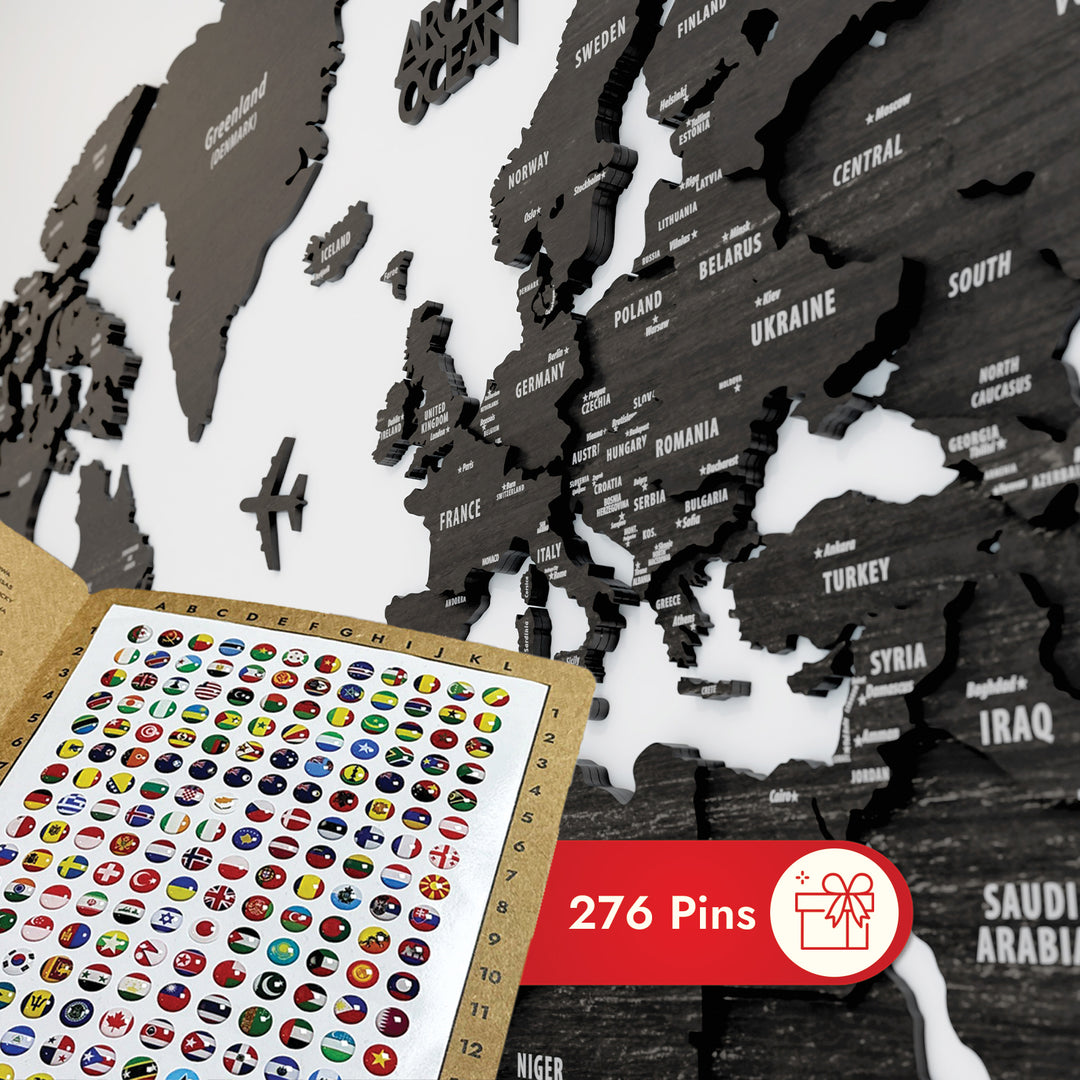ahsap dunya haritasi tuana seceneginin ve ulke pinlerinin yakin cekim goruntusu colorfullworldstr