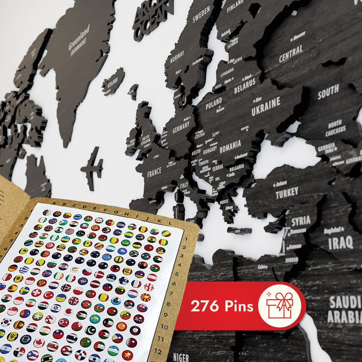 ahsap dunya haritasi tuana seceneginin ve ulke pinlerinin yakin cekim goruntusu colorfullworldstr
