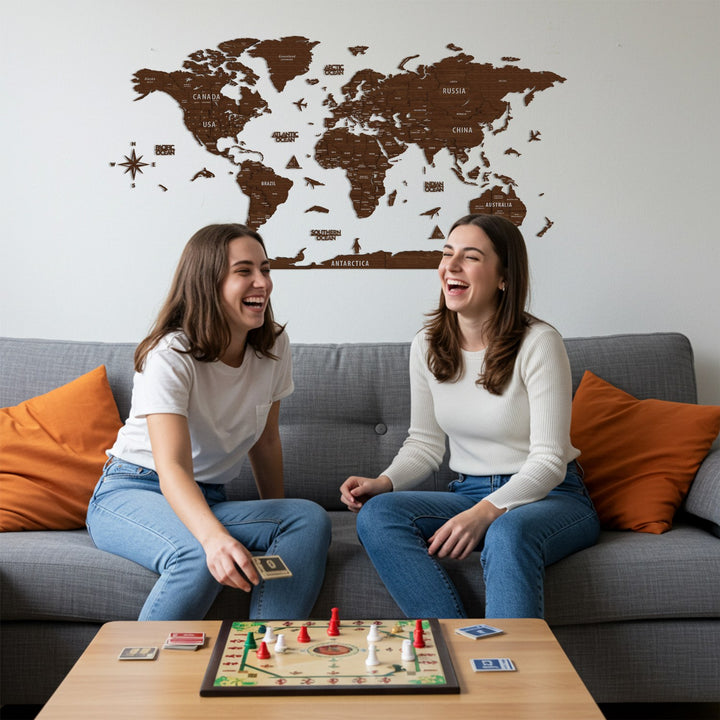 Kutu oyunu oynayan iki genc kadinin arka duvarinda ceviz ahsap dunya haritasi yer aliyor colorfullworldstr
