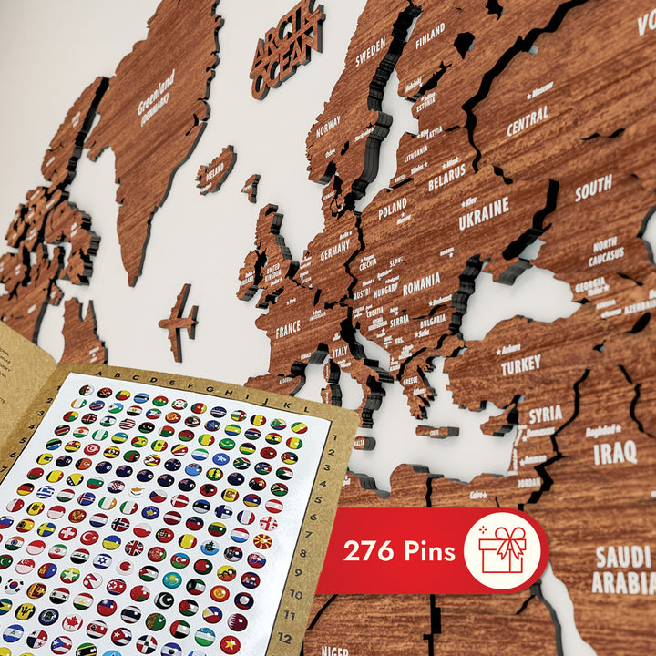 ahsap dunya haritasi ceviz seceneginin  ve ulke pinlerinin yakin cekim goruntusu colorfullworldstr