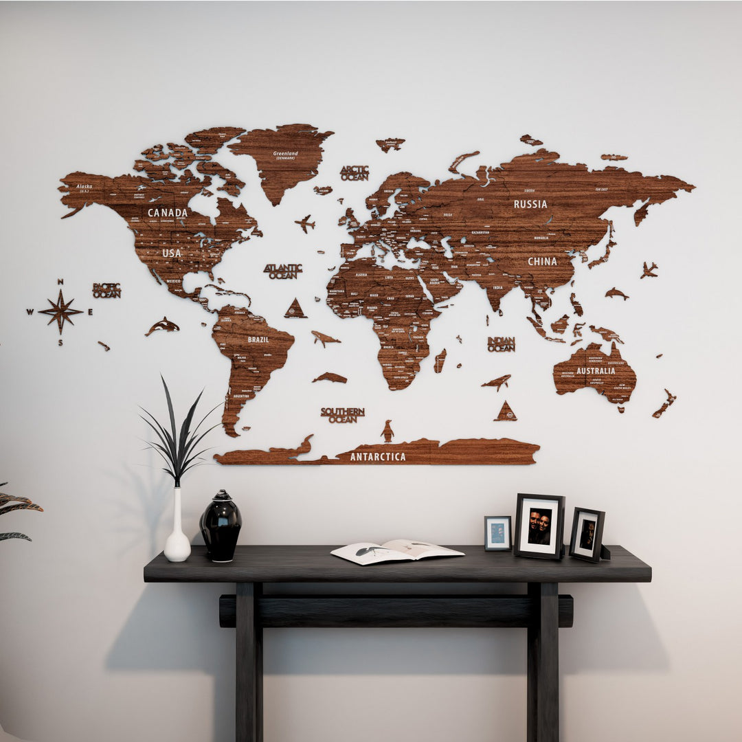 ahsap ceviz dunya haritasi bbeyaz bir duvarda tum aksesuarlariyla kurulu colorfullworldstr