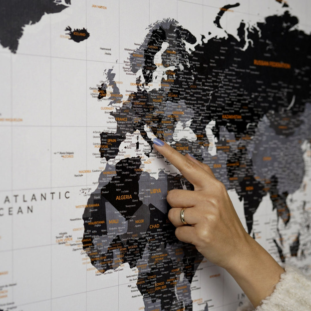 dunya haritasi kanvas tablo siyah renkler uzerine turuncu yazili colorfullworldstr