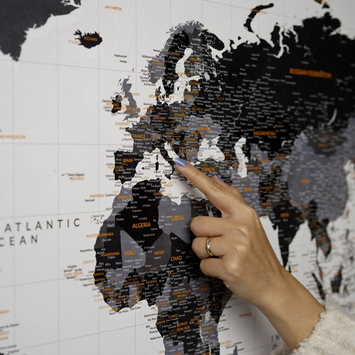 dunya haritasi kanvas tablo siyah renkler uzerine turuncu yazili colorfullworldstr