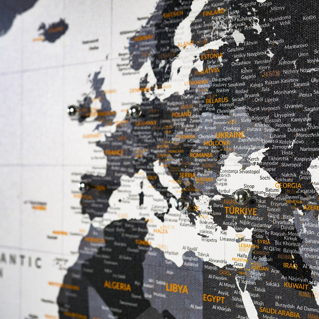 dunya haritasi kanvas tablonun yakin cekim ile monokrom yapisi ve premium baskisi on planda colorfullworldstr