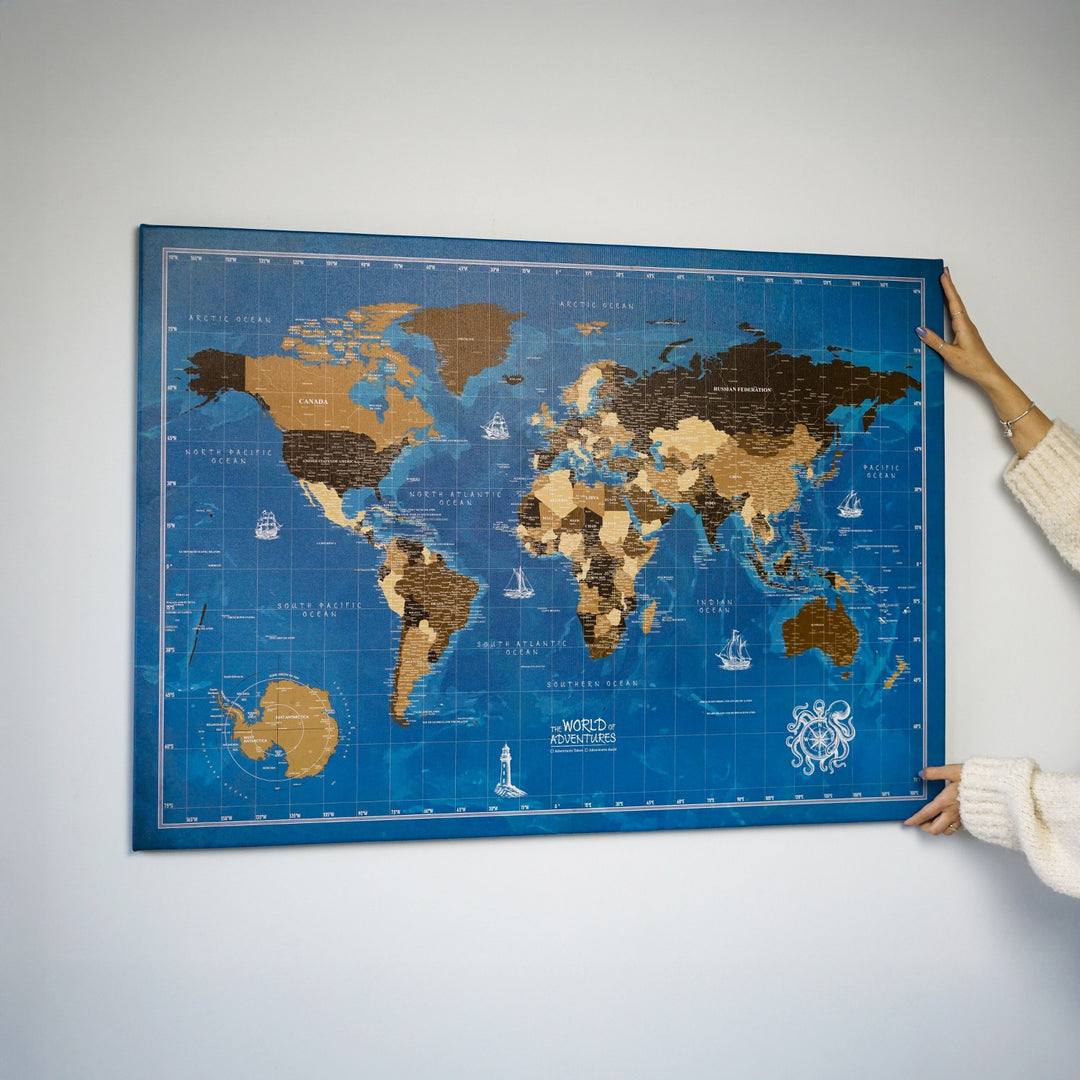 mavi okyanus zemini uzerine toprak tonlarinda tasarlanmis kanvas dunya haritasi tablo colorfullworldstr