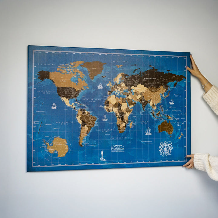 mavi okyanus zemini uzerine toprak tonlarinda tasarlanmis kanvas dunya haritasi tablo colorfullworldstr