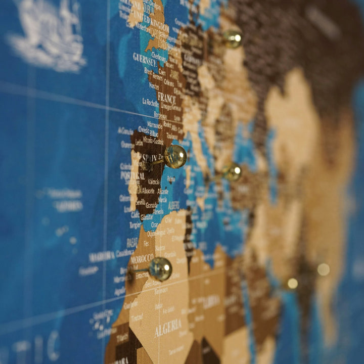 dunya haritasi ocean kanvas tablonun yakin cekim ile okyanus mavisi ve toprak tonları renkleri ayrica pinlenmis gorunumu dikkat cekiyor colorfullworldstr