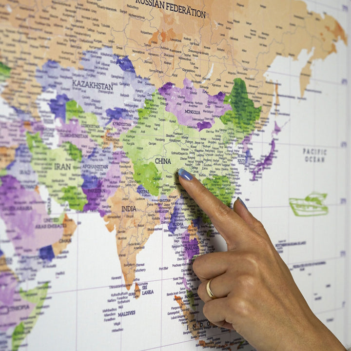 dunya haritasi kanvas tablonun yakin cekim ile yesil turuncu mor renk tonlarinin baski kalitesine odaklaniyor colorfullworldstr