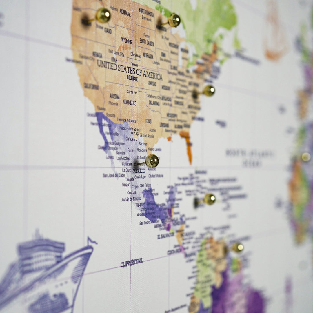 dunya haritasi kanvas tablo uzerinde kuzey ve orta amerika bolgesi ve yerlestirilmis pinler yakin plan gorunum colorfullworldstr