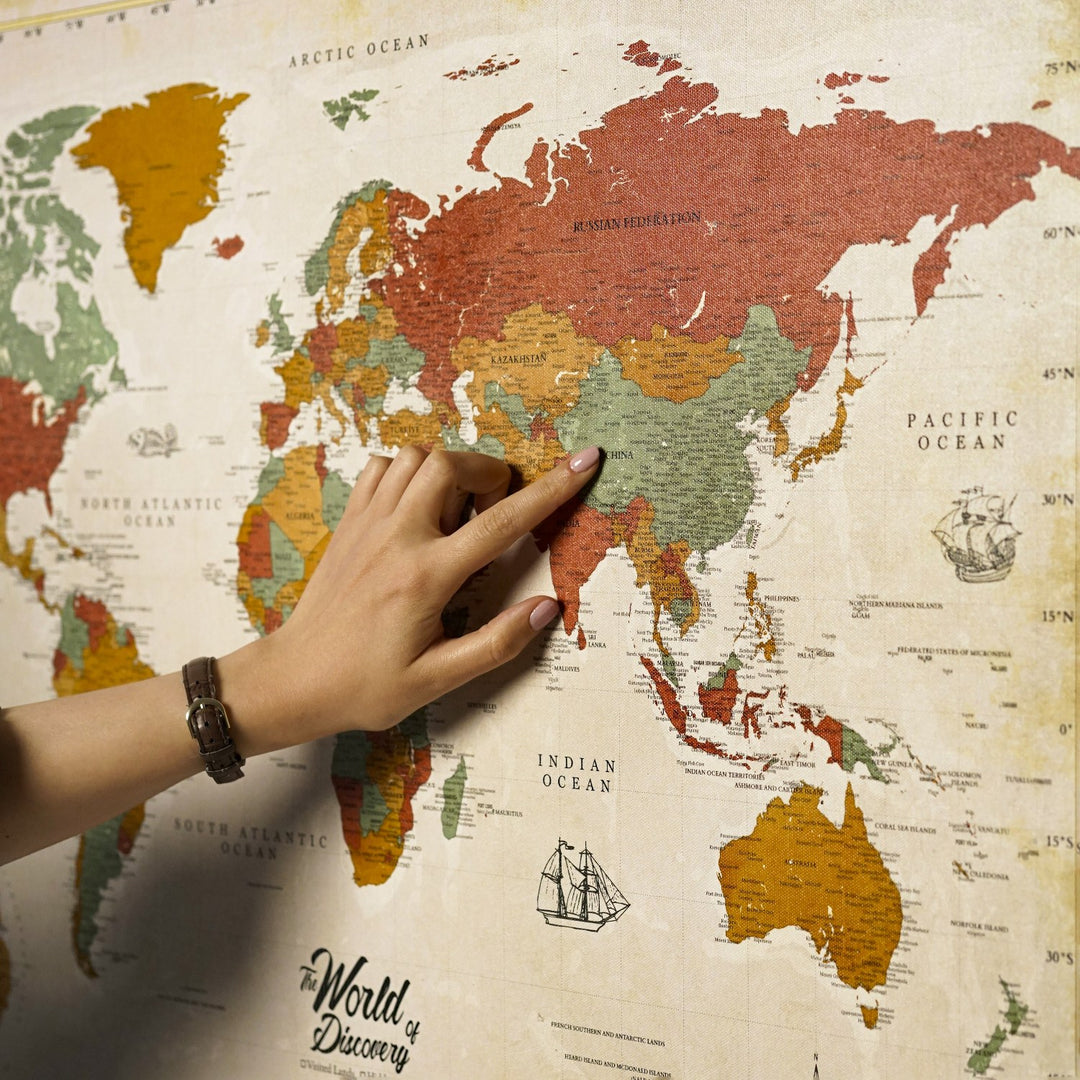 bir kisi retro renkli dunya haritasi kanvas tablo uzerinde ulke isaret ediyor yakin plan colorfullworldstr