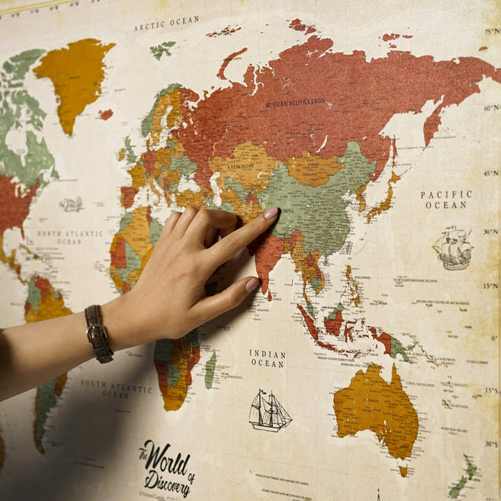 bir kisi retro renkli dunya haritasi kanvas tablo uzerinde ulke isaret ediyor yakin plan colorfullworldstr