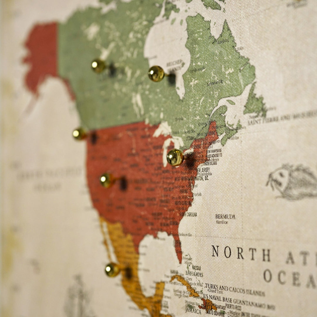 retro renklere sahip dunya haritasi kanvas tabloda kuzey amerika bolgesi ve pinler yakin plan gorunum colorfullworldstr