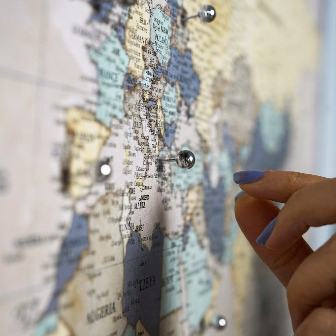 vintage dunya haritasi kanvas tabloda avrupa kitasi ve pinler yakin plan gorunum colorfullworldstr