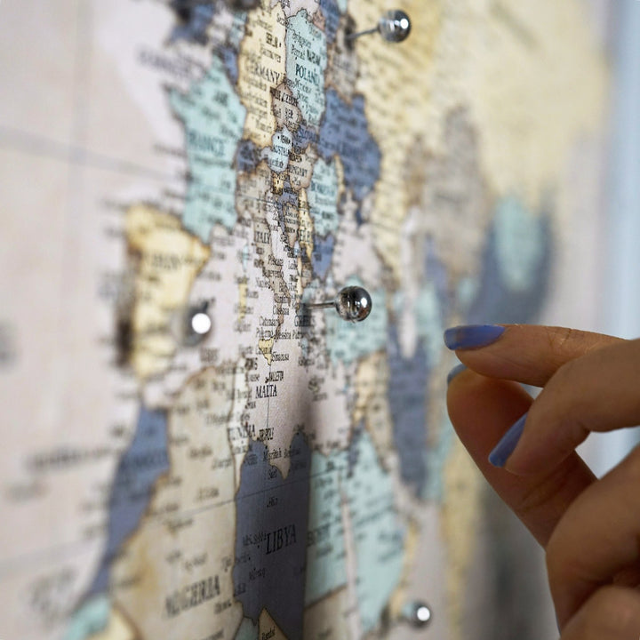 vintage dunya haritasi kanvas tabloda avrupa kitasi ve pinler yakin plan gorunum colorfullworldstr