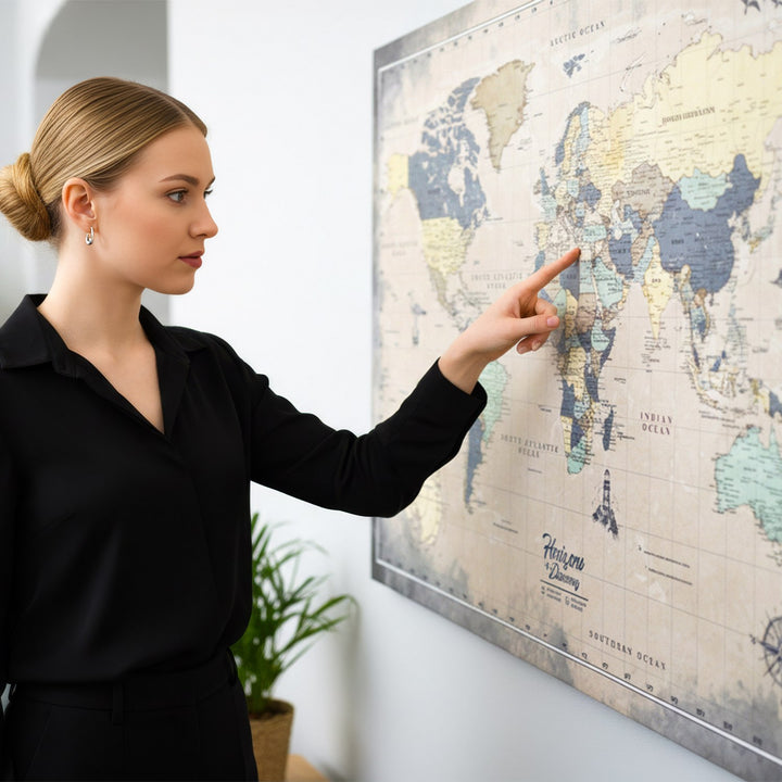 bir kisi vintage renkli dunya haritasi kanvas tablo uzerinde ulke isaret ediyor colorfullworldstr