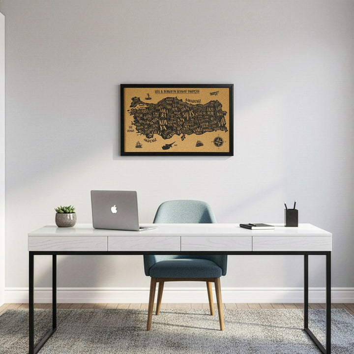 modern bir calisma alaninda duvarda yer alan uv baski siyah cerceveli mantar türkiye haritasi ozgun bir duvar dekoru colorfullworldstr