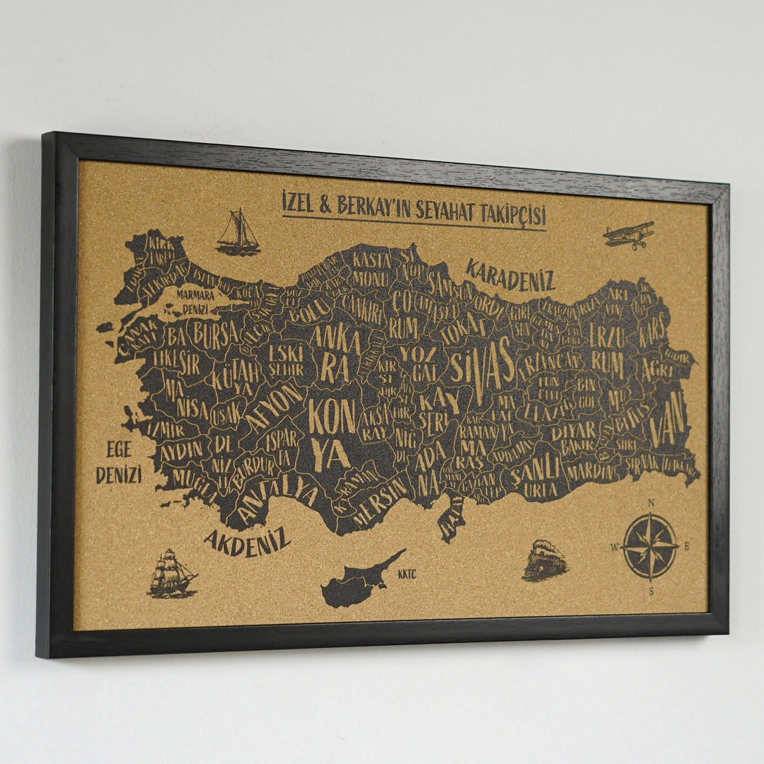 siyah cerceveli uv mantar turkiye haritasinin yakin cekim ile kisisellestirilebilir baslıgı pusula gemi ve ucak baskilari modern yazi fontu dikkat cekiyor colorfullworldstr