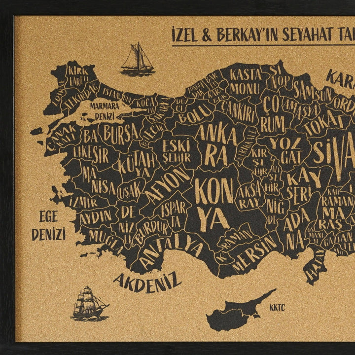 mantar turkiye haritasinin uv baski kalitesi modern yazi fontu ve zemin cerceve uyumu yakn cekimle gosteriliyor colorfullworldstr