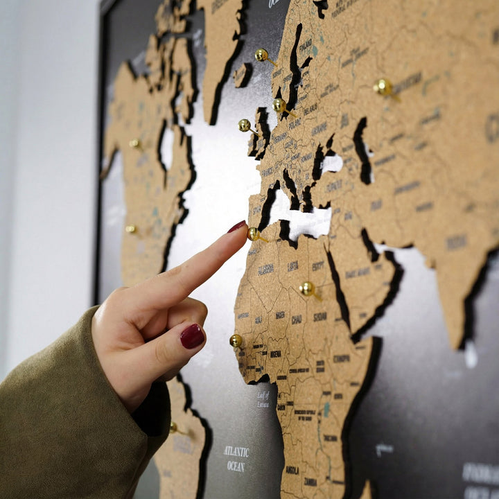 Çerçeveli Mantar Pano Dünya Haritası - Siyah Ahşap Duvar Dekoru