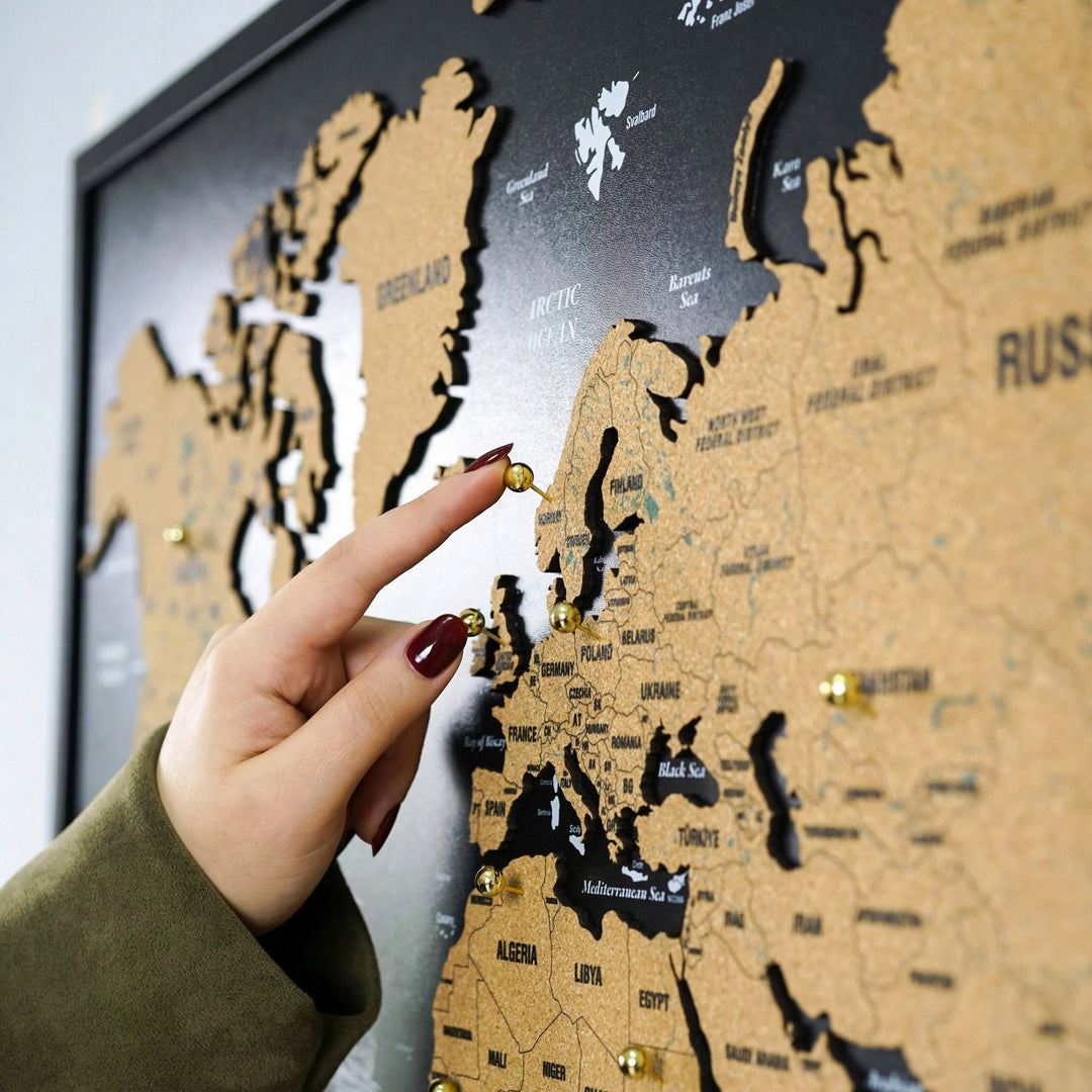 Çerçeveli Mantar Pano Dünya Haritası - Siyah Ahşap Duvar Dekoru