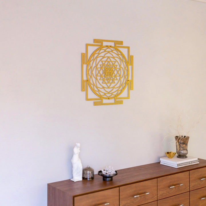 sri-yantra-altin-metal-tablo-modern-geometrik-duvar-susu-colorfullworldstr