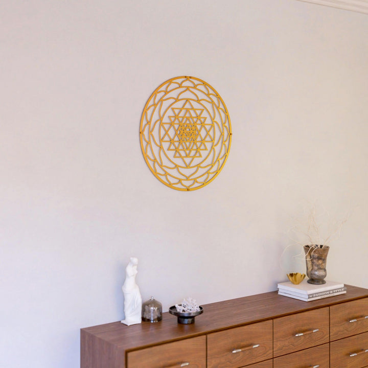 sri-yantra-altin-metal-tablo-geometrik-duvar-dekoru-colorfullworldstr