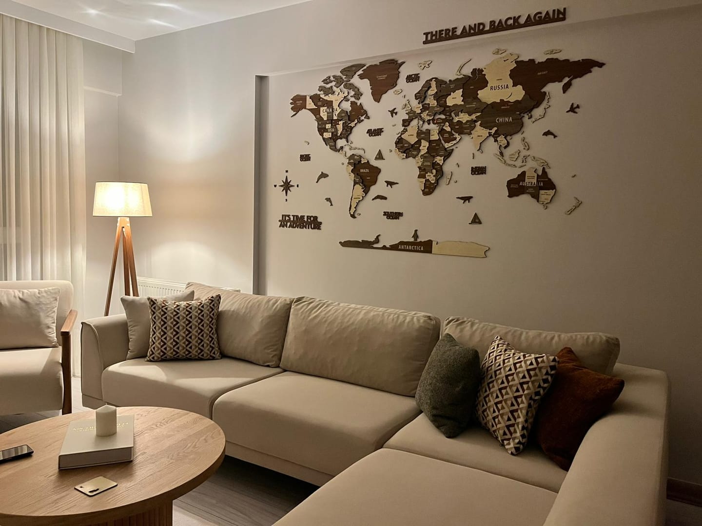Mükemmel bi deneyimdi. Eşimle birlikte salon duvarımız için bizi en çok anlatan duvar dekorunu bulduk ve yaparken inanılmaz keyif aldık. Evimize çok yakıştığını düşünüyoruz. Yapışkanla nasıl duvarda duracak diye düşünürken yapışkanları duvardan zor çıkardık. Merak edenler için duvarda boya kaldırma yapmadı. İnce parçaları ayırırken bazılarını zedeledik, ayırma yaparken dikkatli olunabilir. Hatasıyla beraber evimizin el emeği göz nuru duvarı oldu. Öncesinde gezdiğimiz yerleri hemen pinledik. Kesinlikle tavsiye ederim. Not: Boş duvarda ortalamaya yapmaya dikkat edin. Biz boydan biraz dikkat etmemişiz, sonradan farkettik ama sökmedik. Böylesi de bizim için iyi oldu çünkü kedimizin de ilgisini çekti ve parçalarla oynamaya başladı :)