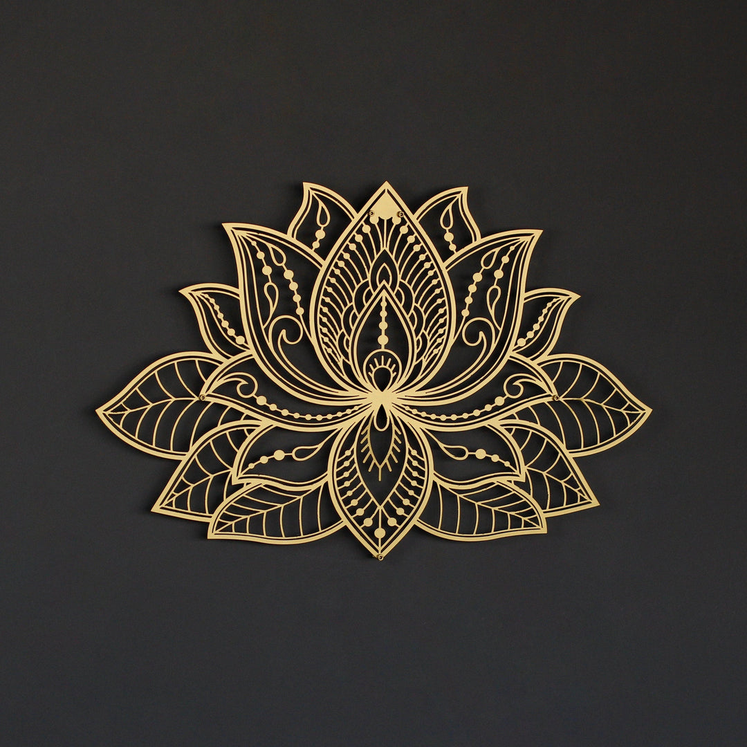 koyu gri duvarda asılı altın renk metal 3d lotus çiçeği tablosu devor dekoru